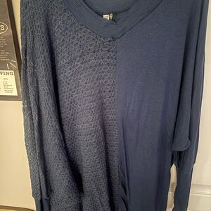 Monoreno Women's Navy V-Neck Knit Top